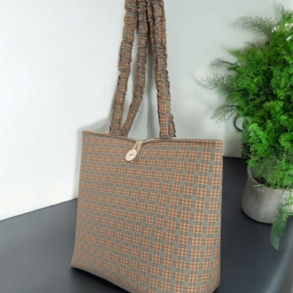 Elegant Checkered Tote Bag - Picture 4 of 4